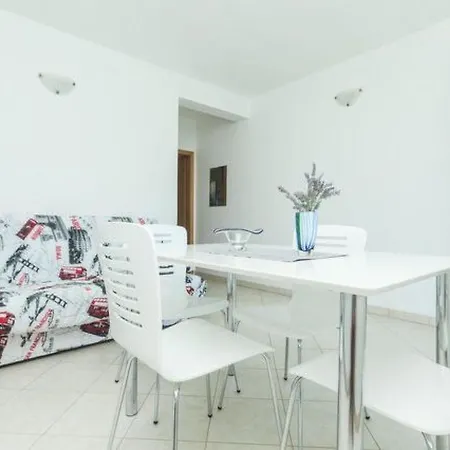 Apartamento In Dvornica Mit Gepflegtem Garten By Interhome *