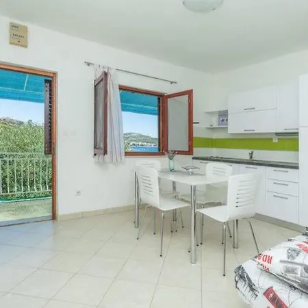 In Dvornica Mit Gepflegtem Garten By Interhome Apartamento *